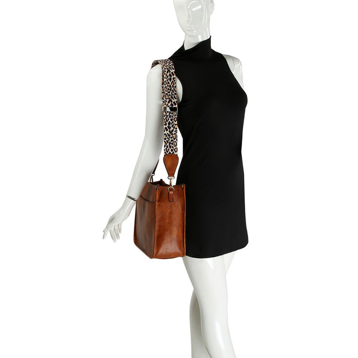 Brown Be ready for your next show or outing with this stylish leopard-patterned guitar strap cross-body shoulder bag. This bag offers great convenience and comfortable wearability. With adjustable straps, a zipper closure, and a stylish leopard pattern, this is the perfect bag for those who want style and function. 