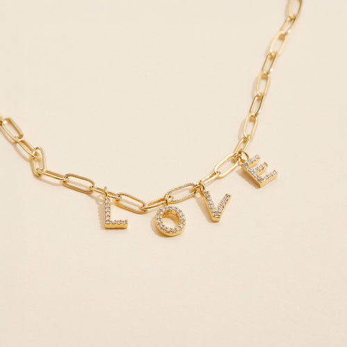 Colección Semifina - Collar con cadena de clip y dije de monograma LOVE de latón bañado en oro de 18 quilates - Oro