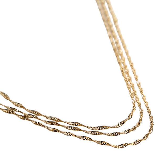 Elegant twisted chain necklace designed with a slim, lightweight silhouette for effortless daily wear. Ideal for layering with other necklaces or wearing alone for subtle shine. A versatile accessory that complements casual outfits, work looks, and minimalist jewelry styling.