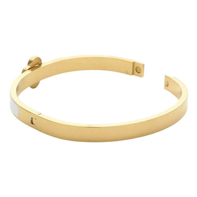 Gold Green Quatrefoil Pointed Stainless Steel Hinged Bracelet is a versatile and durable accessory. With its unique quatrefoil pointed design, it adds an elegant touch to any outfit. Made of high-quality stainless steel, it is both functional and stylish. A perfect choice for fashion-forward individuals.