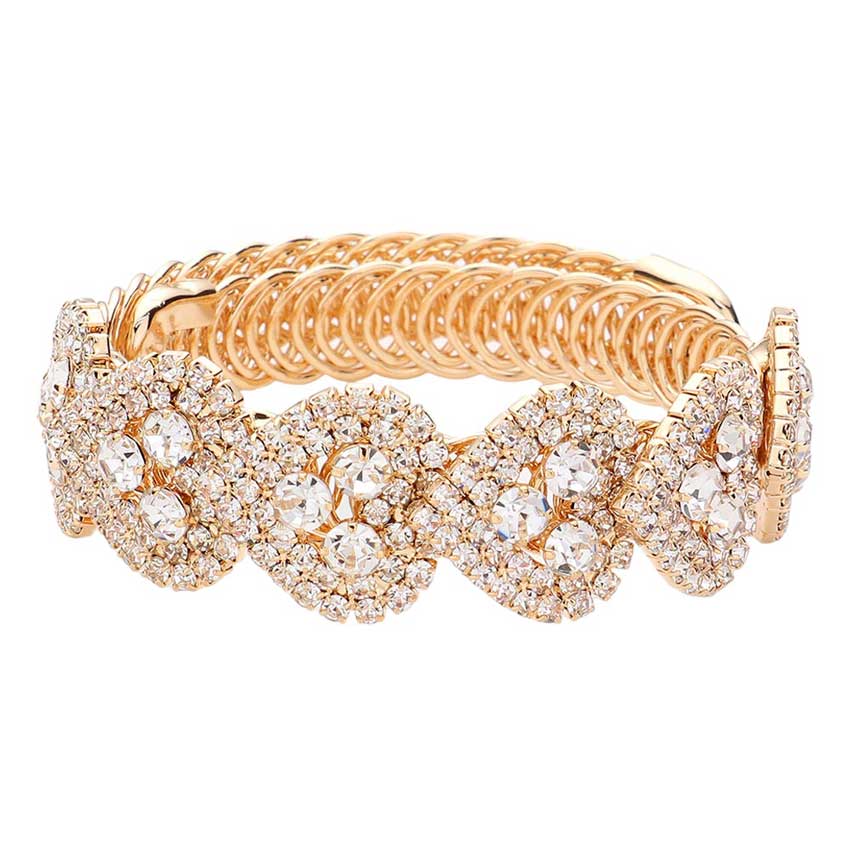 Gold Round Stone Point Heart Evening Bracelet, is the perfect accessory for any special occasion. Crafted from high-quality stones and metal, it is decorated with glittering crystals at the heart-shaped center. Its round stone point structure offers a timelessly elegant look. Perfect gift for special ones on any occasion. 