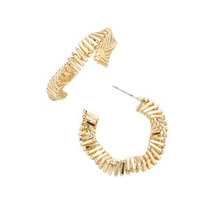 Gold Twisted Metal Hoop Earrings have an elegant and unique design. Triangular and circular elements are woven together in a twisting pattern that creates a sophisticated and eye-catching look. Everyday wear, Birthday Gift, Valentine's Day, Anniversary Gift, Christmas Gift, Regalo Navidad, Regalo Cumpleanos, Dia del Amor