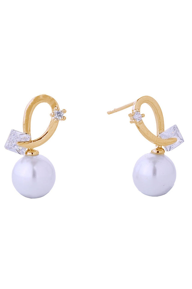 Gold Elegant pearl drop earrings featuring a delicate curling design, dipped in lustrous 14K gold or white gold plating. Crafted from hypoallergenic brass with genuine pearls, these 1.7cm studs are perfect for sensitive ears. Lead and nickel compliant for safe, everyday wear. Expertly made in Korea, they combine timeless sophistication with modern comfort.