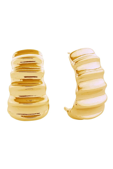 Gold Elegant 14K ribbed wave post earrings featuring a timeless curved design. Crafted from hypoallergenic brass, these earrings are perfect for sensitive skin and everyday wear. With a 2.5cm diameter, they offer a subtle yet sophisticated statement. Lead and nickel compliant for safe, worry-free styling.