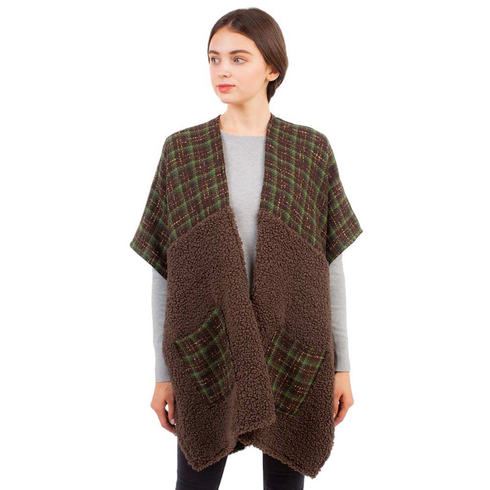 Green Indian Tribe Pattern Pocket Cape Poncho, Made of lightweight and breathable fabric, this adds a touch of culture to any outfit. It features two spacious pockets for storing essential items and a well-fitted hood for extra protection. Ideal for those cooler days! Ideal winter gift choice for your loved ones.