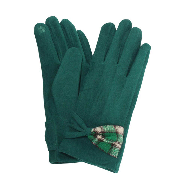 Green-Plaid Ribbon Pointed Smart Touch Gloves are a must-have accessory for the tech-savvy fashionista. The pointed design adds a touch of elegance, while the smart touch feature allows for easy use of touch screen devices. Stay warm and stylish with these gloves.