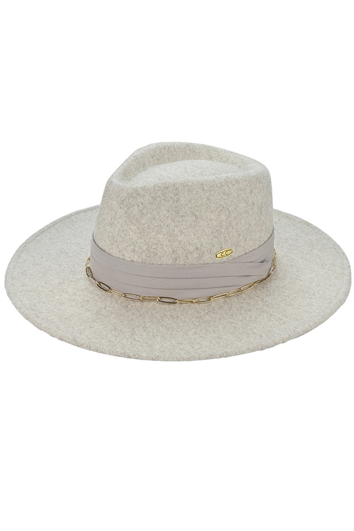 Oatmeal C.C Link Chain & Pleated Wide Band Vegan Felt Hat is expertly crafted with a unique link chain design and a pleated wide band. Made with vegan felt, it offers a sophisticated and eco-friendly alternative to traditional hats. Elevate your style with this fashionable and sustainable accessory.
