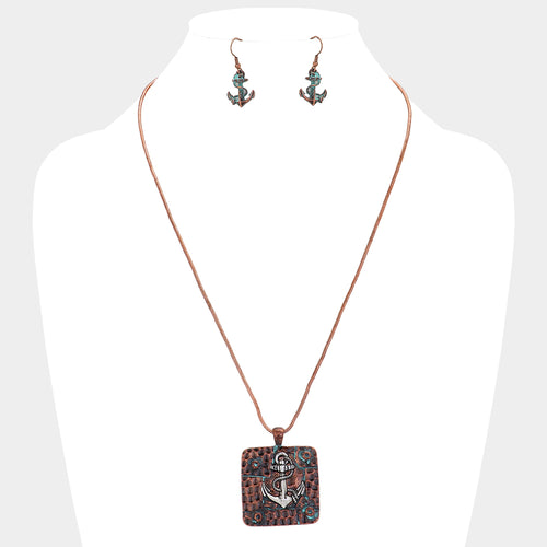Collar antiguo con colgante de ancla de metal cuadrado - Pátina cardenillo