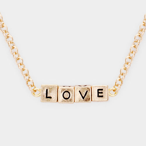 Collar con colgante de cubo de metal LOVE - Oro desgastado