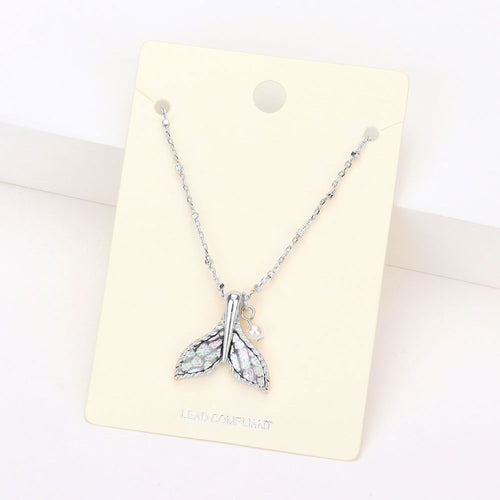 Collar con colgante de perla y cola de ballena estampada - Gris, Plata