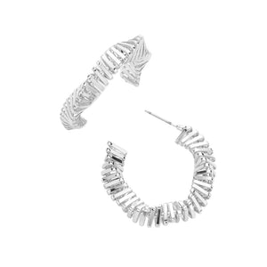 Silver Twisted Metal Hoop Earrings have an elegant and unique design. Triangular and circular elements are woven together in a twisting pattern that creates a sophisticated and eye-catching look. Everyday wear, Birthday Gift, Valentine's Day, Anniversary Gift, Christmas Gift, Regalo Navidad, Regalo Cumpleanos, Dia del Amor