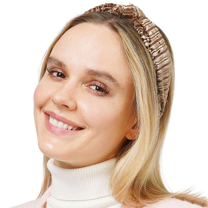 Taupe This Striped Velvet Knot Burnout Headband offers a trendy and modern combination of textures with its unique mix of 50% polyester and 50% plastic construction. The velvet design and burnout details create an eye-catching piece perfect for completing any look.