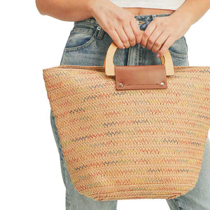 Taupe Zigzag Chevron Pattern Detailed Wooden Handle Straw Tote Bag, simple and leisurely, elegant and fashionable, suitable for women of all ages, and lightweight to carry around all day. The interior has enough capacity for keys, phones, cards, sunglasses, purses, lipsticks, books, and water bottles.
