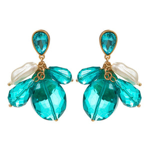 Teal Pearl Geometric Bead Link Dangle Earrings provide a stunning combination of beauty and detail. Crafted with an intricate design, they feature shimmering pearls set in luxurious gold and silver, making them the perfect jewelry accessory for any occasion. It's a one-in-a-kind gift sure to be cherished by all.
