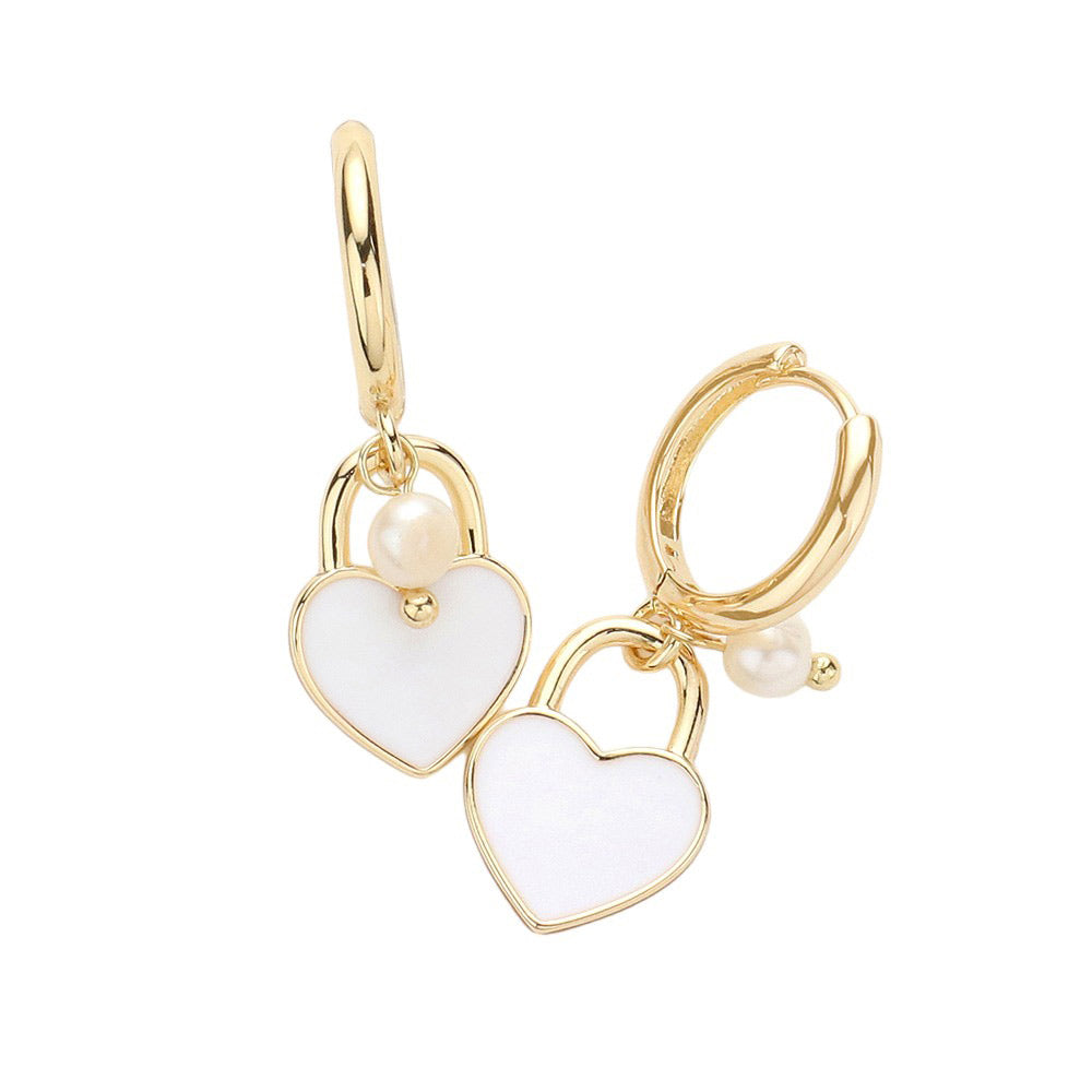 White Enamel Heart Pendant Pearl Dangle Huggie Earrings, Add a touch of elegance to any outfit. These earrings feature a delicate heart pendant with a pearl dangle, perfect for both casual and formal occasions. Made with high-quality materials, they are durable and will make a stunning addition to any jewelry collection.