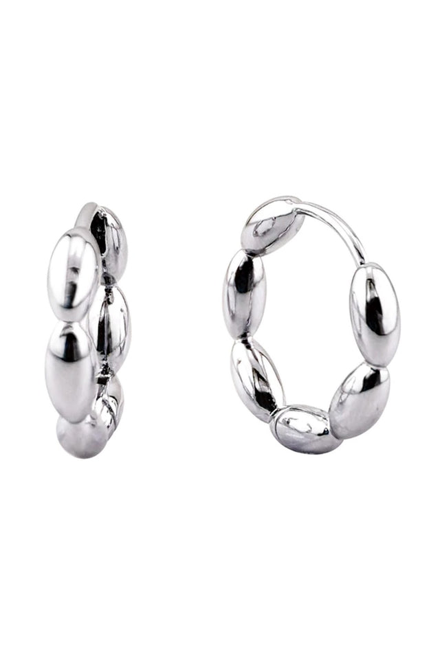 White Gold Delicate 14K link beans design meets everyday elegance in these huggie hoop earrings. Crafted from hypoallergenic brass, they're gentle on sensitive skin while delivering timeless style. At 1.8cm diameter, they sit perfectly close to the ear for a refined, understated look. Lead and nickel compliant for peace of mind. Perfect for layering or wearing solo.