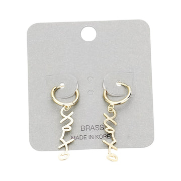 Word Gold XOXO brass metal huggie earrings are the perfect way to add a touch of glam to any outfit. Crafted from high-quality brass, they offer a sleek and stylish design, while the huggie closure ensures a comfortable and secure fit. Elevate your accessory game with these elegant earrings.