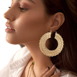 Let this Bubble Textured Gold Metal Hoop Pin Catch Earring lift your spirits while you look totally chic! Perfect for everyday wear and sure to turn some heads when you strut in the room. Perfect Birthday Gift, Anniversary Gift, Mother's Day Gift, Anniversary Gift, Regalo Cumpleanos, Regalo Navidad