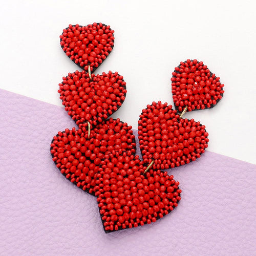 Pendientes colgantes de triple corazón con cuentas y parte trasera de fieltro - Rojo