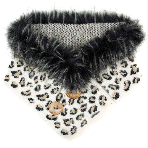Bufanda triangular de chenilla con piel sintética de leopardo y botones. - Marfil