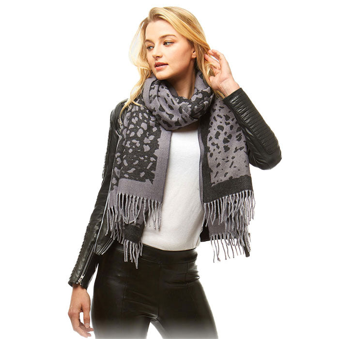 Black Leopard Pattern Cashmere Feel Oblong Scarf, on trend & fabulous, a luxe addition to any cold-weather ensemble. Great for daily wear in the cold winter to protect you against chill, classic infinity-style scarf & amps up the glamour with plush material that feels amazing snuggled up against your cheeks.