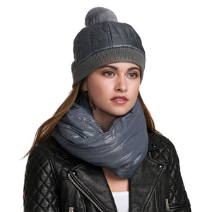Gray Fall Winter Polyester Padded Snood Scarf, delicate, warm, on trend & fabulous, a luxe addition to any cold-weather ensemble. Great for daily wear in the cold winter to protect you against chill, classic infinity-style scarf & amps up the glamour with plush material that feels amazing snuggled up against your cheeks.