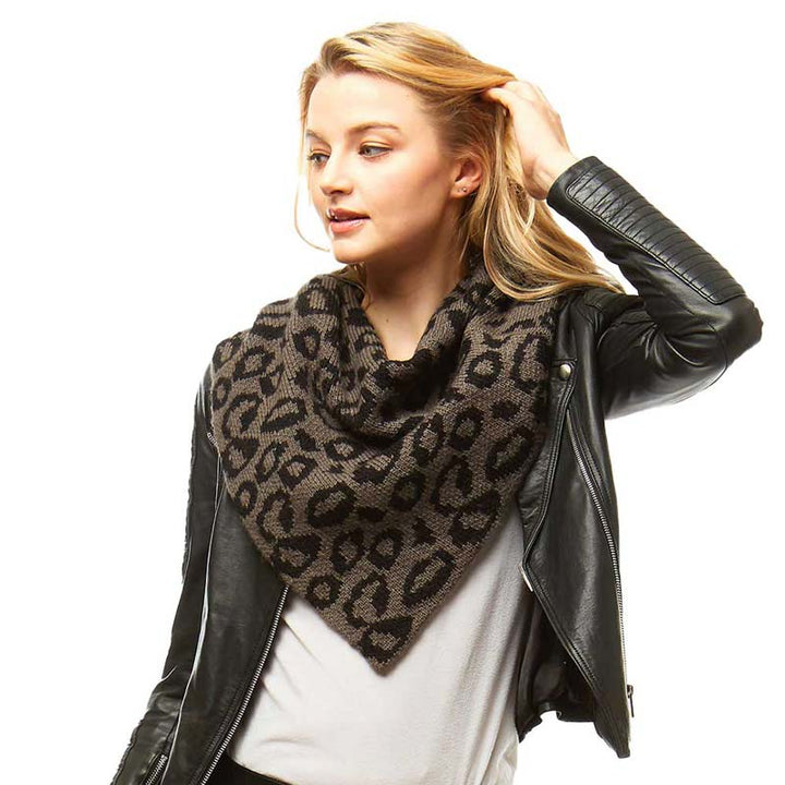 Gray Leopard Print Tube Scarf, beautifully printed leopard design makes your beauty more enriched with this leopard scarf. Great to wear daily in the cold winter to protect you against the chill. It amplifies the glamour with a plush material that feels amazing snuggled up against your cheeks. This scarf is a versatile choice that can be worn in many ways in an absolutely attractive style.