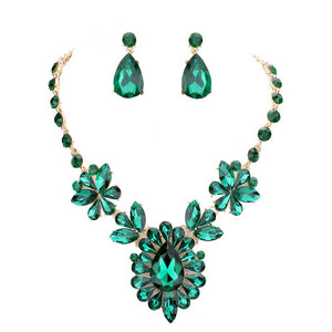 Green Teardrop Stone Cluster Evening Necklace is an excellent jewelry set that will sparkle all night long making you shine like a diamond. This stunning jewelry set will make you stand out from the crowd on any special occasion and show your perfect class. 