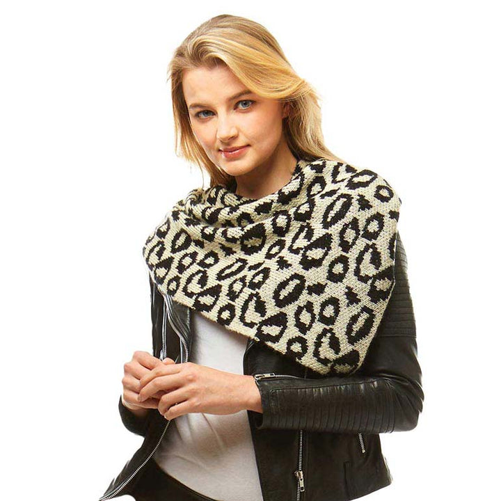 Ivory Leopard Print Tube Scarf, beautifully printed leopard design makes your beauty more enriched with this leopard scarf. Great to wear daily in the cold winter to protect you against the chill. It amplifies the glamour with a plush material that feels amazing snuggled up against your cheeks. This scarf is a versatile choice that can be worn in many ways in an absolutely attractive style.